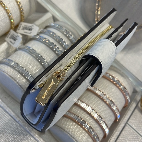 Michael Medium Crossgrain Leather Bifold Wallet
Optic White
NWT - Picture 8 of 16